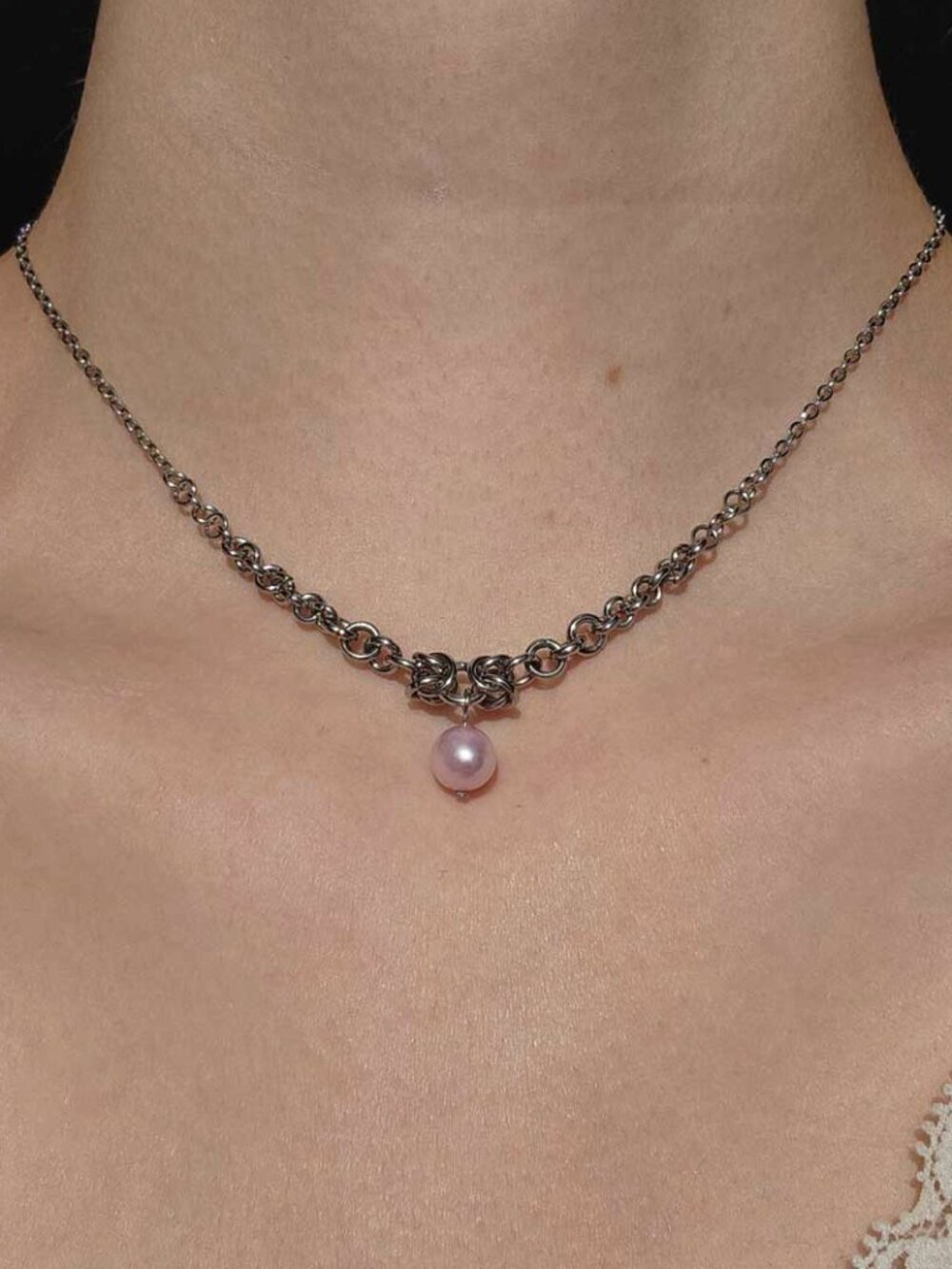 Vintage dainty pink pearl and silver necklace - Picture 7 of 10